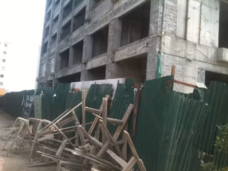 Sốt ruột, nhiều khách hàng mua nhà tại đây đưa ra giải pháp sẽ nhận nhà phần thô để tự hoàn thiện còn hơn nhìn tòa nhà "bất động" theo năm tháng. Tuy nhiên giải pháp này cũng khó mà thực hiện bởi tòa nhà vẫn chưa được đấu nối điện, nước hoàn thiện. Thang máy của tòa nhà đã lắp nhưng theo tính toán của khách hàng việc chuyển nguyên vật liệu lên để hoàn thiện tòa nhà cũng khó vì mỗi lần đưa hàng lên căn hộ của mình khách phải trả phí đi thang máy.