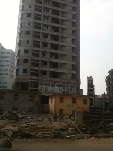 Tuy nhiên đến nay dự án chỉ mới hoàn thiện phần xây thô, chưa đi vào hoàn thiện nội thất và dừng thi công từ tháng 3/2012.