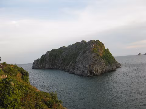Nhìn từ xa đảo đá này giống như một con trăn khổng lồ đang quẫy mình trên mặt nước mênh mông.