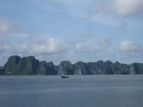 Những dẫy núi đá vôi nối liền nhau hiện liên tiếp trên mặt nước biển xanh biếc đưa du khách từ ngạc nhiên này đến ngạc nhiên khác.