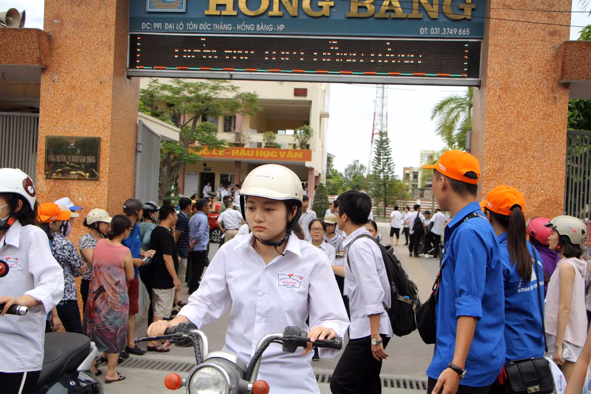 Nhiều thí sinh buồn rầu vì bài thi Ngữ văn không được như ý. Nhiều thí sinh buồn rầu vì bài thi Ngữ văn không được như ý.