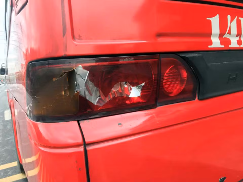Xe khách của nhà xe Hoàng Mười bị đập vỡ đèn hậu vào sáng 15/6/2018.