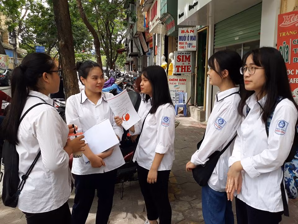 Các thí sinh trao đổi thông tin trước khi vào làm thủ tục thi tại Trường Trung học phổ thông Ngô Quyền (Hải Phòng).