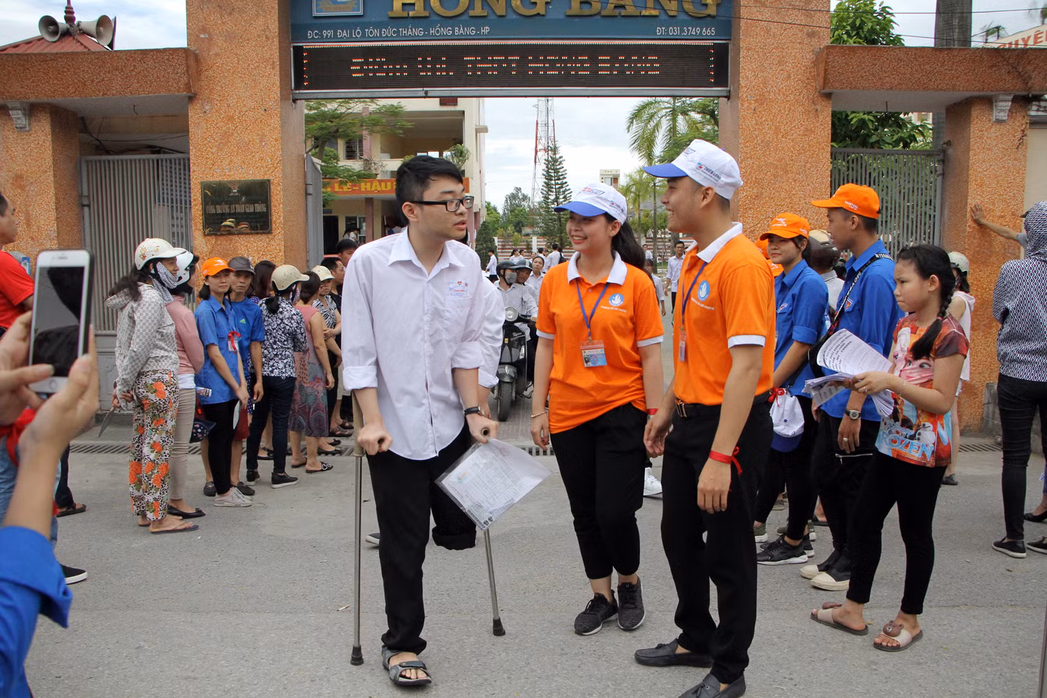 Đội ngũ tình nguyện viên Trường Đại học Hải Phòng nhiệt tình tư vấn cho các thí sinh. Đội ngũ tình nguyện viên Trường Đại học Hải Phòng nhiệt tình tư vấn cho các thí sinh.