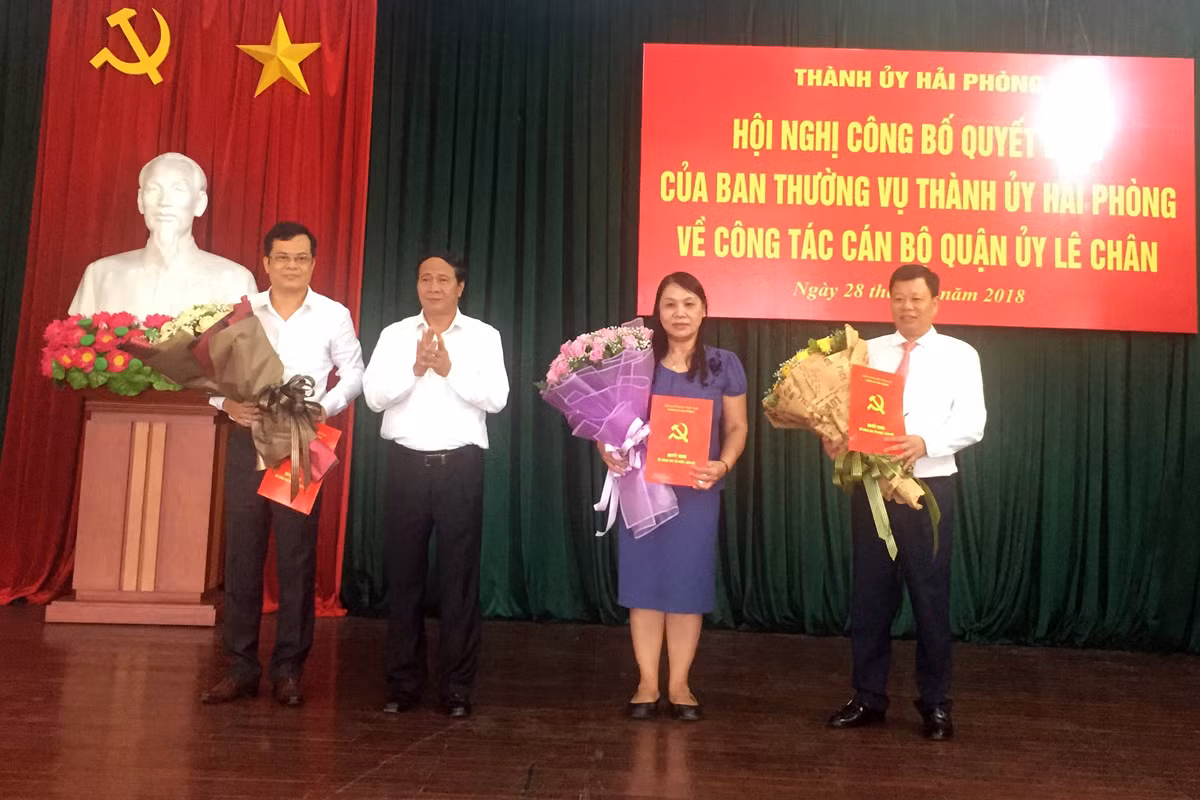 Ông Lê Văn Thành, Bí thư Thành ủy Hải Phòng trao quyết định cho các ông, bà Đỗ Thanh Lê, Lê Trung Kiên, Nguyễn Văn Tuấn.