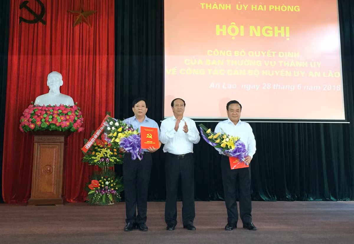 Ông Lê Văn Thành, Bí thư Thành ủy Hải Phòng trao quyết định cho các ông Nguyễn Đức Thọ, Vũ Duy Tùng.