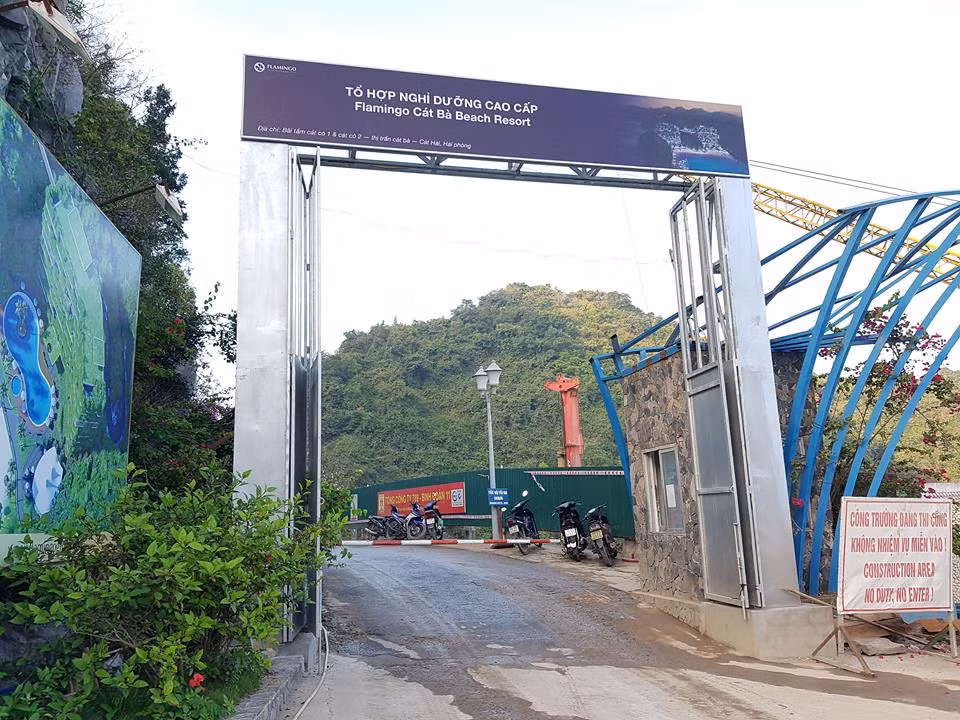 Doanh nghiệp dựng biển cấm vào khu vực thi công dự án. Ảnh: Lã Tiến