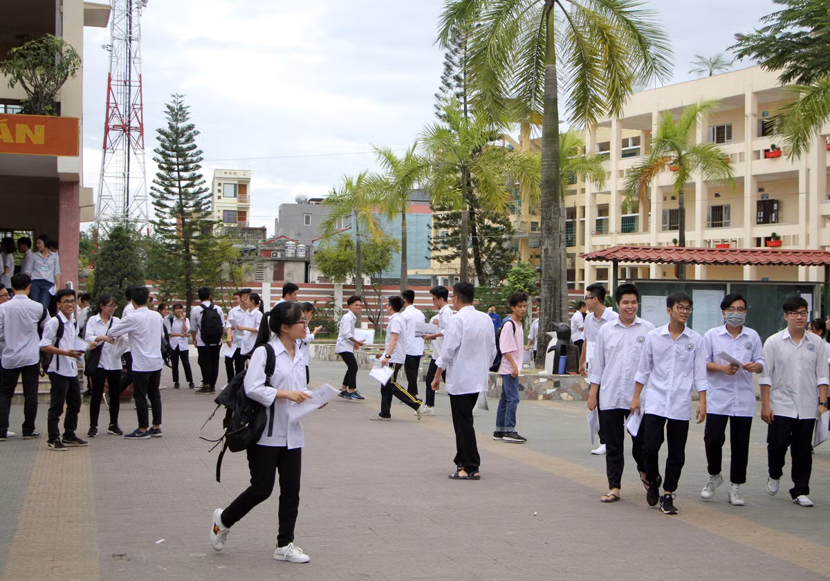 Nhiều thí sinh Trường Trung học phổ thông Hồng Bàng cho rằng môn Ngữ văn khó, kiến thức lồng ghép lớp 11 và 12. Nhiều thí sinh Trường Trung học phổ thông Hồng Bàng cho rằng môn Ngữ văn khó, kiến thức lồng ghép lớp 11 và 12.