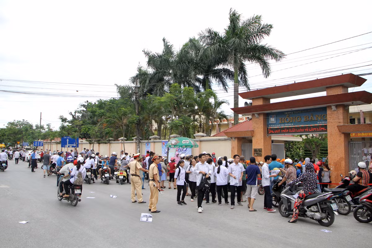 Cùng với đó, lực lượng Cảnh sát giao thông thường xuyên túc điều tiết giao thông. Cùng với đó, lực lượng Cảnh sát giao thông thường xuyên túc điều tiết giao thông.