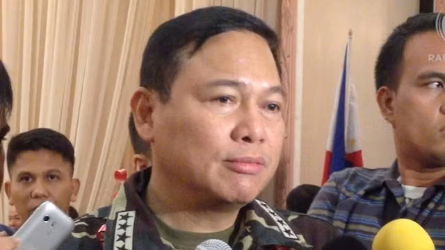 Tổng Tham mưu trưởng Philippines Bautista trong vòng vây của báo chí.