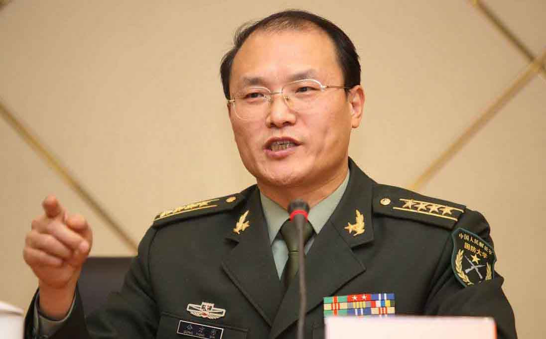 Công Phương Bân, học giả Trung Quốc lon Đại tá quân đội. Công Phương Bân, học giả Trung Quốc lon Đại tá quân đội.