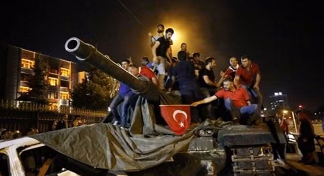 Hình ảnh xe tăng trên đường phố Ankara khi đảo chính. Ảnh: Reuters. Hình ảnh xe tăng trên đường phố Ankara khi đảo chính. Ảnh: Reuters.