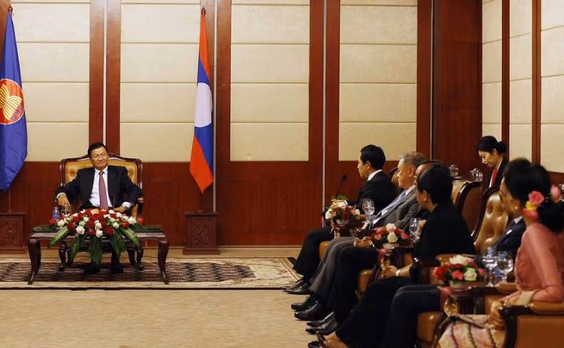 Thủ tướng Lào tiếp các Ngoại trưởng ASEAN, ảnh: WSJ.