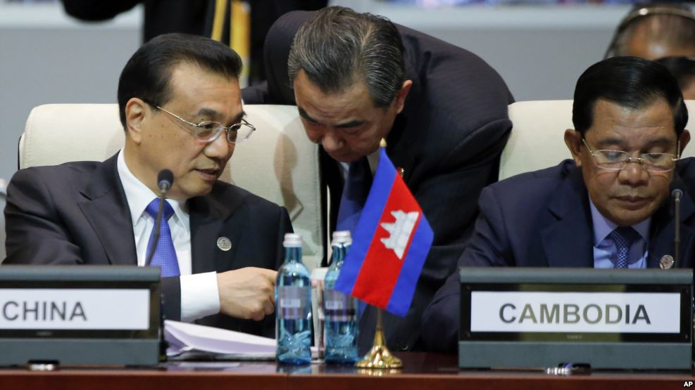 Ông Lý Khắc Cường, Vương Nghị, Hun Sen tại Mông Cổ, ảnh: VOA Cambodia / AP.