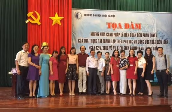 Tiến sĩ Trần Công Trục chụp ảnh lưu niệm cùng một số thầy và trò Đại học Luật Hà Nội sau buổi tọa đàm. Ảnh do tác giả cung cấp. Tiến sĩ Trần Công Trục chụp ảnh lưu niệm cùng một số thầy và trò Đại học Luật Hà Nội sau buổi tọa đàm. Ảnh do tác giả cung cấp.