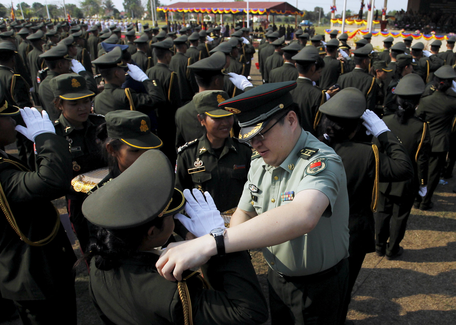Sĩ quan Trung Quốc gắn quân hàm cho học viên quân sự Campuchia tốt nghiệp, ảnh: Ibtimes. Sĩ quan Trung Quốc gắn quân hàm cho học viên quân sự Campuchia tốt nghiệp, ảnh: Ibtimes.