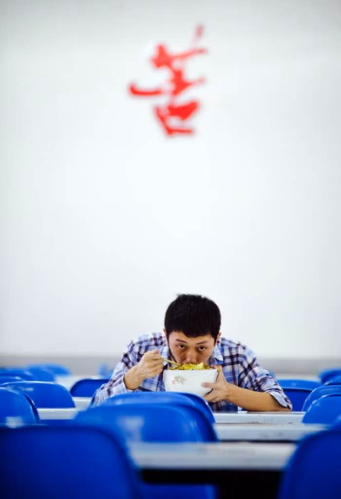 (Bức ảnh được chụp ngày 24/5) Shi Ke đang ăn. Nhật ký của Shi ngày 14/4: “ Khi mình ăn cơm cùng cha mẹ và nhìn vào khuôn mặt họ, bất chợt mình nhận ra rằng cha mẹ đang ngày một già đi. Đó chính là lí do mà mình quyết định thi lại. Họ đã hy sinh mọi thứ cho mình, còn mình đã làm được gì cho họ chứ? –Không gì cả. Từ giờ, mình sẽ cố gắng thay đổi và làm cho cha mẹ thật tự hào .”