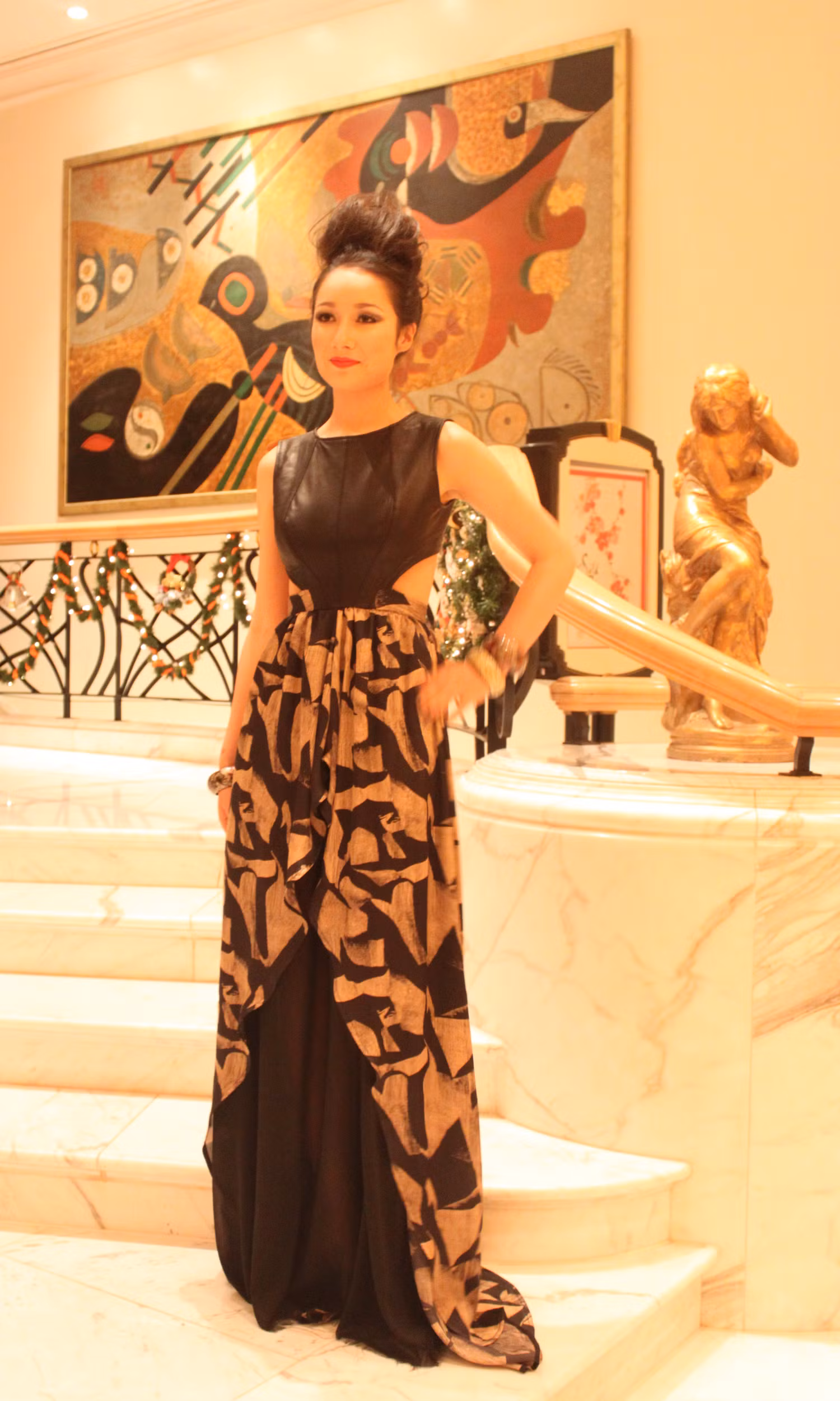 Với một chiều cao đáng mơ ước cùng gương mặt đẹp như thiên thần, Anna Trương đã tạo điểm nhấn ấn tượng với vị trí vedette cho đêm diễn này. Với một chiều cao đáng mơ ước cùng gương mặt đẹp như thiên thần, Anna Trương đã tạo điểm nhấn ấn tượng với vị trí vedette cho đêm diễn này.