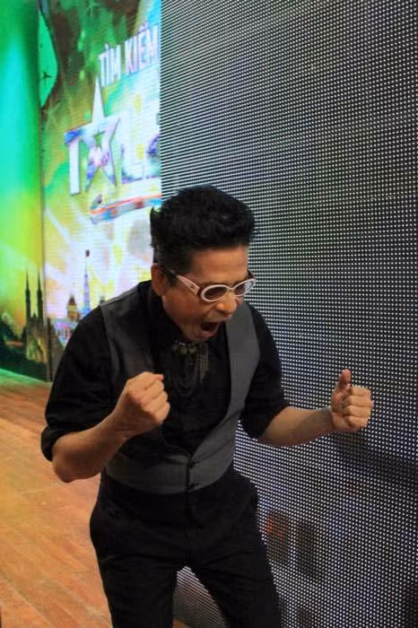 MC Thanh Bạch hí hửng trong hậu trường.