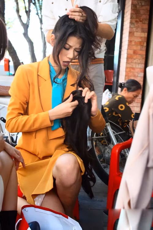 Người mẫu Trang Trần hình như đang hy sinh vì... nghệ thuật.