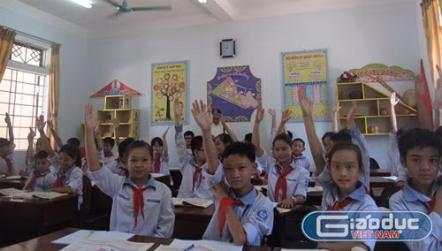 Học sinh lớp 7 Trường Trung học Cơ sở Nam Hồng (thành phố Hà Tĩnh) biểu quyết tán thành bỏ VNEN, ảnh: Lê Văn Vỵ.