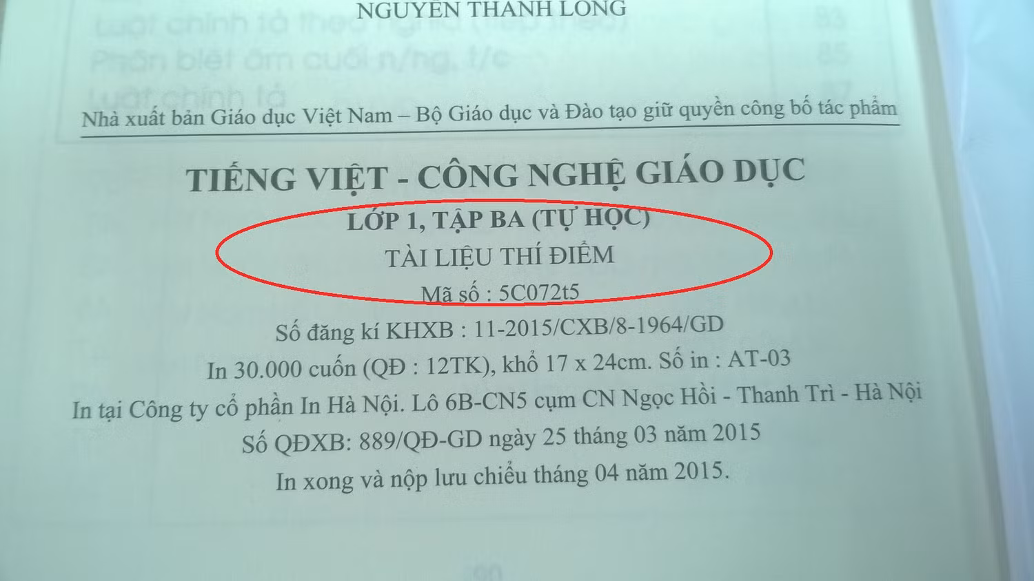 Cuốn Tiếng Việt - Công nghệ giáo dục, lớp 1, tập ba do Nhà xuất bản Giáo dục Việt Nam phát hành ngày 25/3/2015 vẫn ghi rõ là "Tài liệu thí điểm". Ảnh: giaoduc.net.vn.