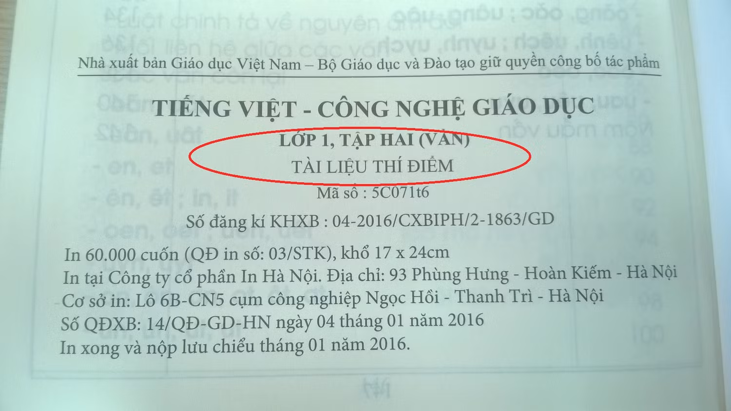 Cuốn Tiếng Việt - Công nghệ giáo dục, lớp 1, tập hai do Nhà xuất bản Giáo dục Việt Nam phát hành ngày 4/1/2016 vẫn ghi rõ là "Tài liệu thí điểm". Ảnh: giaoduc.net.vn.