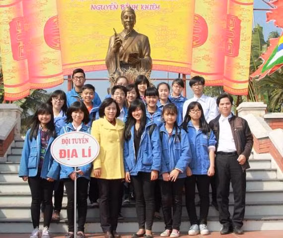 Thầy giáo Ngô Huy Thành (ngoài cùng bên phải) cùng các trò đội tuyển Địa lý Trường Trung học cơ sở Trần Phú dâng hương đền Trạng trình Nguyễn Bỉnh Khiêm. (Ảnh: Nhân vật cung cấp) Thầy giáo Ngô Huy Thành (ngoài cùng bên phải) cùng các trò đội tuyển Địa lý Trường Trung học cơ sở Trần Phú dâng hương đền Trạng trình Nguyễn Bỉnh Khiêm. (Ảnh: Nhân vật cung cấp)
