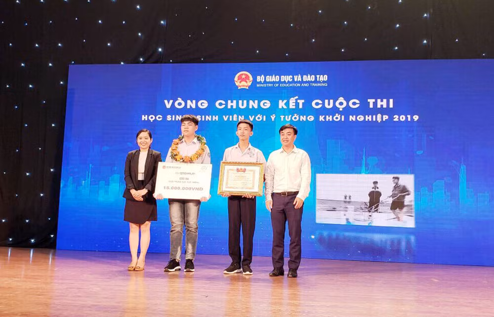 Đại diện Bộ Giáo dục và Đào tạo (bên trái) trao thưởng và Trung ương Đoàn (bên phải) tặng bằng khen cho 2 học sinh của Quảng Ninh đã đoạt giải ba tại Cuộc thi SV-Startup 2019. (Ảnh: CTV)