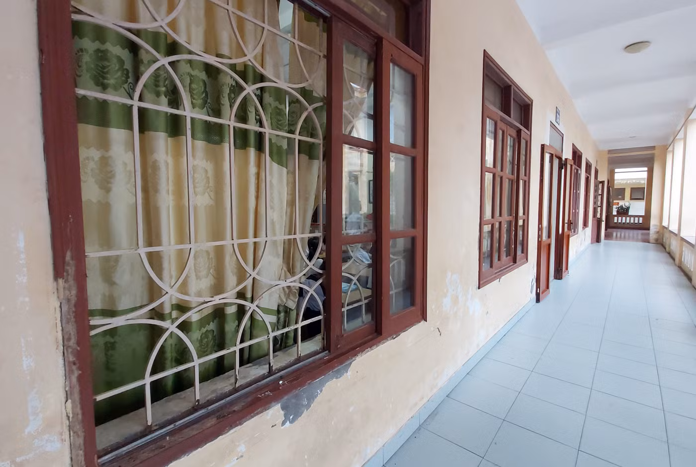 Hệ thống cửa sổ, cửa ra vào tại các phòng học bị mối mọt xâm hại, không bảo đảm an toàn (Ảnh: Lã Tiến) Hệ thống cửa sổ, cửa ra vào tại các phòng học bị mối mọt xâm hại, không bảo đảm an toàn (Ảnh: Lã Tiến)