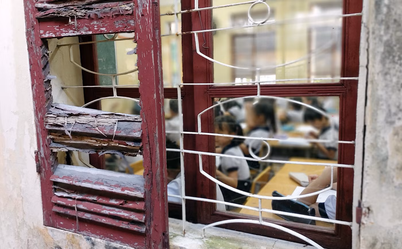 Trường tiểu học Nguyễn Du đã huy động tài trợ từ phụ huynh để thay thế hệ thống cửa phòng học xuống cấp (Ảnh: Lã Tiến) Trường tiểu học Nguyễn Du đã huy động tài trợ từ phụ huynh để thay thế hệ thống cửa phòng học xuống cấp (Ảnh: Lã Tiến)