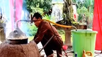 Hình ảnh về hoạt động nấu rượu gạo ngay tại chợ. (Ảnh: L.T)