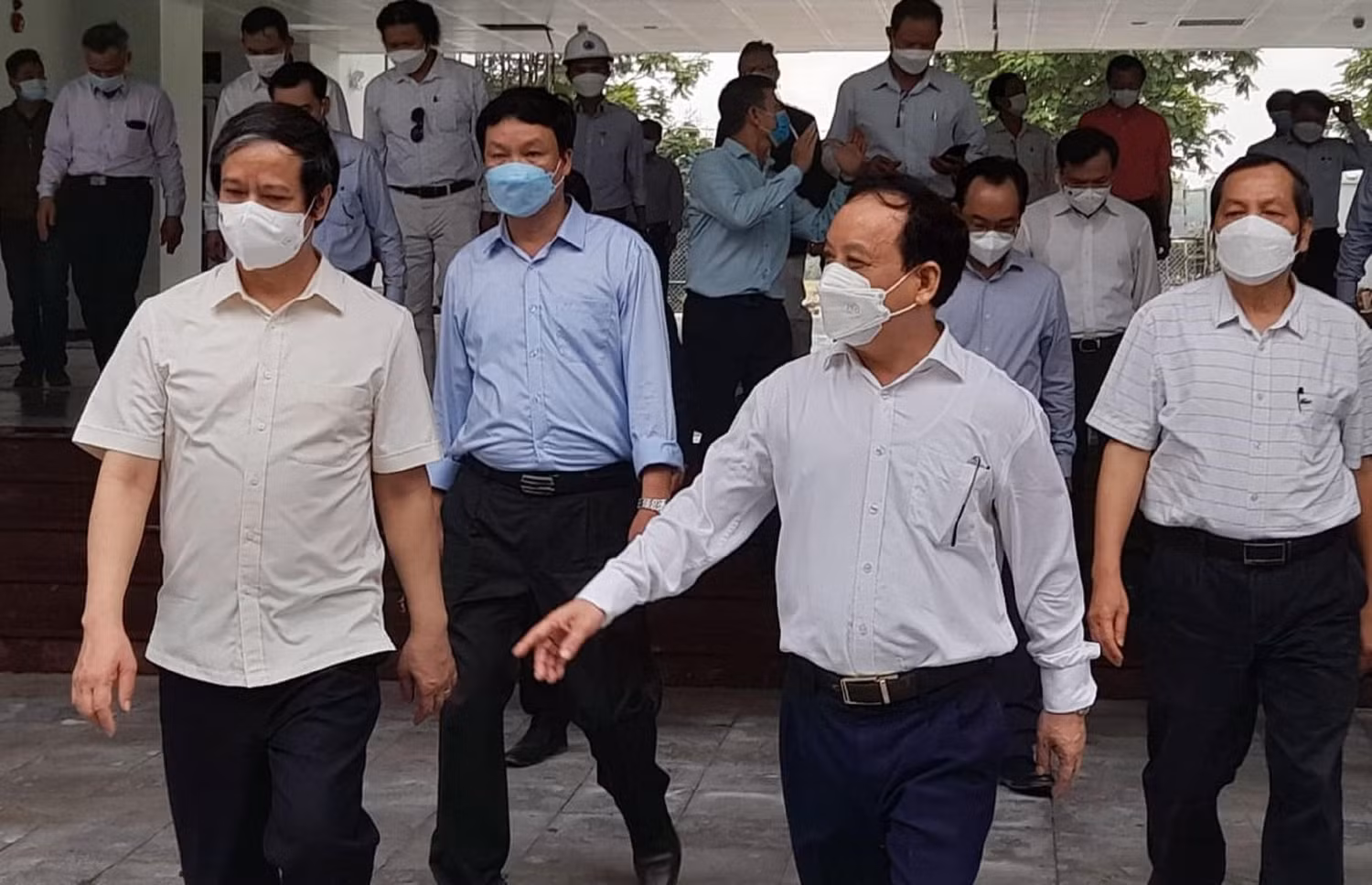 Bộ trưởng Nguyễn Kim Sơn (bên trái) cùng đoàn công tác đến kiểm tra tại dự án Làng Đại học Đà Nẵng. Ảnh: AN