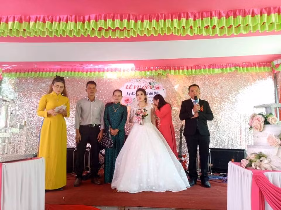 Xúc động đám cưới vắng chú rể của cô giáo mầm non với người lính biển