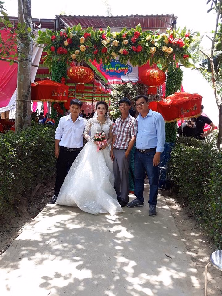 Bạn bè đến chúc phúc Ly Na nhưng lòng cô như lửa đốt. (Ảnh nhân vật cung cấp) Bạn bè đến chúc phúc Ly Na nhưng lòng cô như lửa đốt. (Ảnh nhân vật cung cấp)