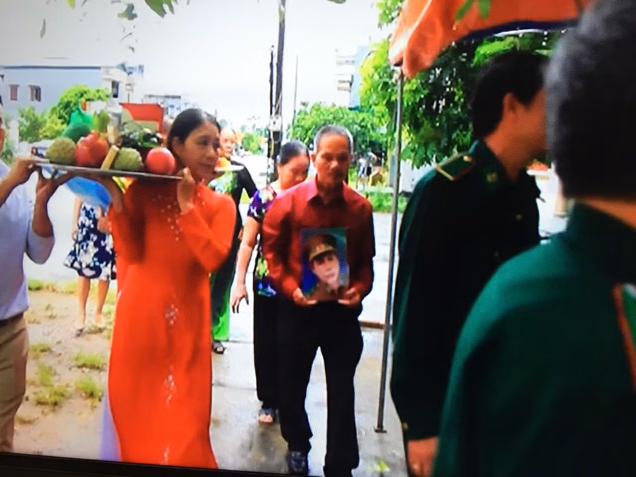 Đồng đội, người thân trong "đám cưới" đặc biệt sau gần 40 năm ngày 2 người hy sinh. (ảnh chụp lại từ màn hình)