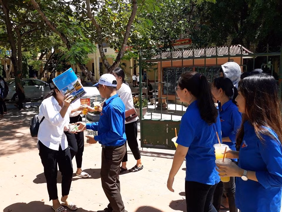 Thí sính tham gia kỳ thi tốt nghiệp Trung học phổ thông Quốc gia tại điểm thi trường Trung học phổ thông Bùi Dục Tài (Hải Lăng, Quảng Trị) (Ảnh: Đoàn trường Bùi Dục Tài)