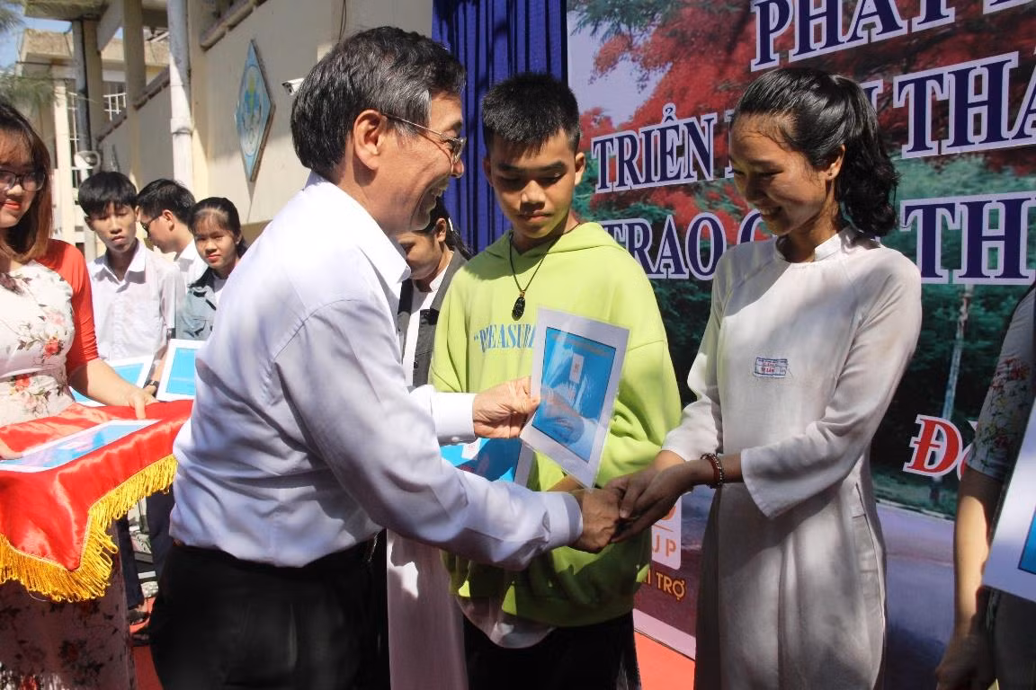 Ông Lê Vinh – Phó Tổng Giám đốc AIC Group trao học bổng cho các học sinh nghèo hiếu học của Đà Nẵng. Ảnh: TT Ông Lê Vinh – Phó Tổng Giám đốc AIC Group trao học bổng cho các học sinh nghèo hiếu học của Đà Nẵng. Ảnh: TT