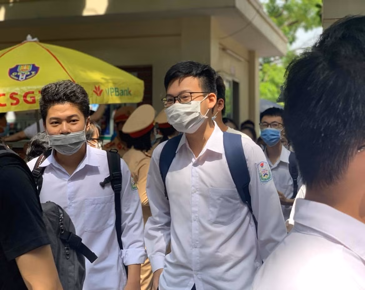 Thí sinh và thầy cô đều “kêu” đề thi môn Ngữ văn quá dài (ảnh: Thùy Linh)