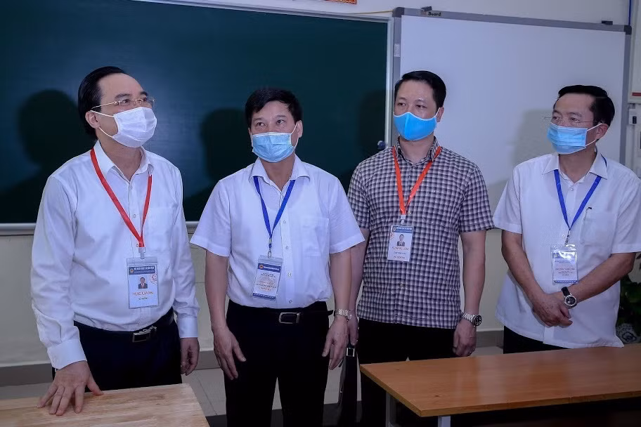 Bộ trưởng Bộ Giáo dục và Đào tạo Phùng Xuân Nhạ ghi nhận, đánh giá cao sự chủ động, tích cực của Ban Chỉ đạo thi tốt nghiệp trung học phổ thông thành phố Hà Nội và các địa phương phương trong công tác chuẩn bị tổ chức kỳ thi (ảnh: Bộ giáo dục và Đào tạo) Bộ trưởng Bộ Giáo dục và Đào tạo Phùng Xuân Nhạ ghi nhận, đánh giá cao sự chủ động, tích cực của Ban Chỉ đạo thi tốt nghiệp trung học phổ thông thành phố Hà Nội và các địa phương phương trong công tác chuẩn bị tổ chức kỳ thi (ảnh: Bộ giáo dục và Đào tạo)