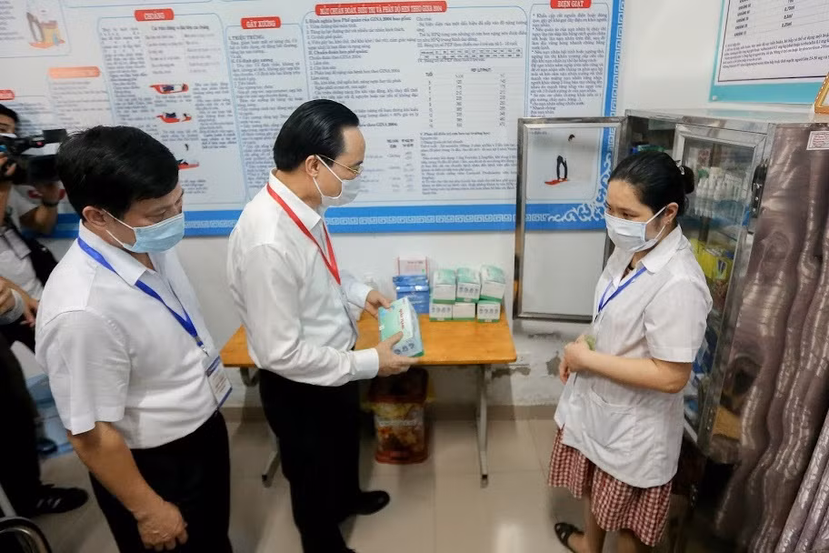 Bộ trưởng Bộ Giáo dục và Đào tạo Phùng Xuân Nhạ và các thành viên của Ban Chỉ đạo đã trực tiếp kiểm tra công tác chuẩn bị tổ chức kỳ thi tại điểm thi Trường Trung học cơ sở Nam Từ Liêm (quận Nam Từ Liêm, thành phố Hà Nội). (ảnh: Bộ Giáo dục và Đào tạo) Bộ trưởng Bộ Giáo dục và Đào tạo Phùng Xuân Nhạ và các thành viên của Ban Chỉ đạo đã trực tiếp kiểm tra công tác chuẩn bị tổ chức kỳ thi tại điểm thi Trường Trung học cơ sở Nam Từ Liêm (quận Nam Từ Liêm, thành phố Hà Nội). (ảnh: Bộ Giáo dục và Đào tạo)