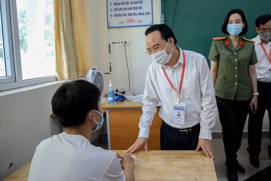 Bộ trưởng Phùng Xuân Nhạ động viên thí sinh trước kỳ thi tốt nghiệp 2020 (ảnh: Bộ giáo dục và Đào tạo) Bộ trưởng Phùng Xuân Nhạ động viên thí sinh trước kỳ thi tốt nghiệp 2020 (ảnh: Bộ giáo dục và Đào tạo)
