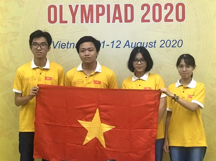 4 học sinh Việt Nam xuất sắc đoạt giải tại Olympic Sinh học quốc tế (ảnh: Bộ Giáo dục và Đào tạo)