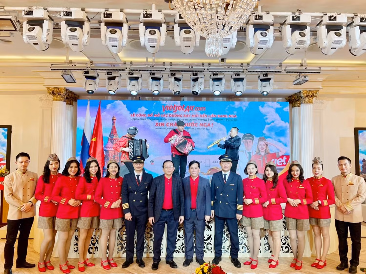 Phi hành đoàn thực hiện chuyến bay đầu tiên của Vietjet tháp tùng chuyến bay của Chủ tịch nước đến với xứ sở bạch Dương