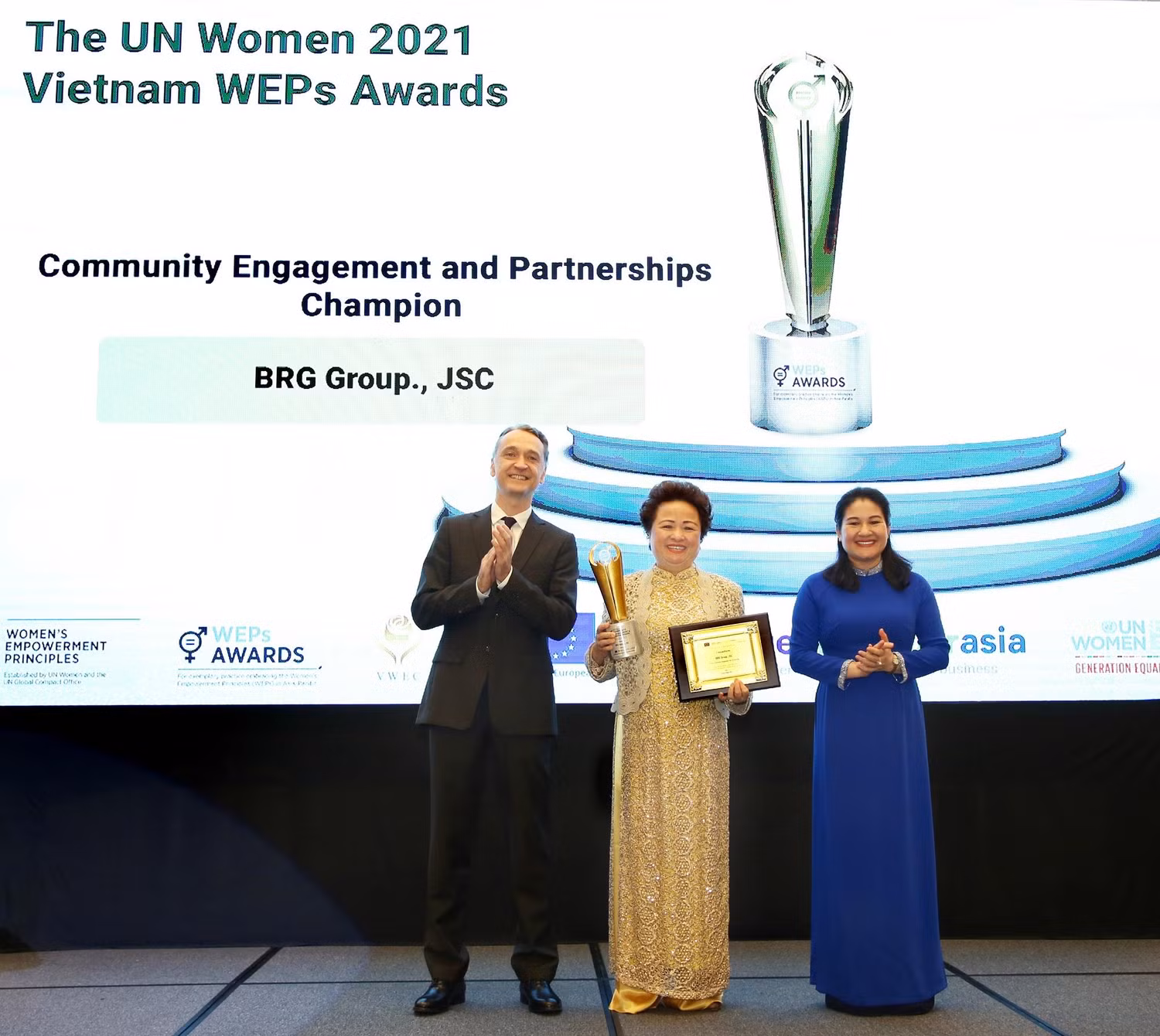 Madame Nguyễn Thị Nga, Chủ tịch Tập đoàn BRG, tiếp nhận giải thưởng từ Ban Tổ chức Madame Nguyễn Thị Nga, Chủ tịch Tập đoàn BRG, tiếp nhận giải thưởng từ Ban Tổ chức