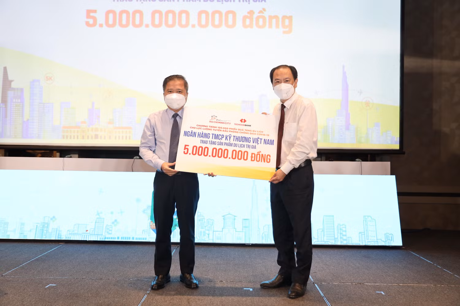 Đại diện lãnh đạo Techcombank trao tặng 5 tỷ đồng sản phẩm du lịch tri ân lực lượng tuyến đầu. Đại diện lãnh đạo Techcombank trao tặng 5 tỷ đồng sản phẩm du lịch tri ân lực lượng tuyến đầu.