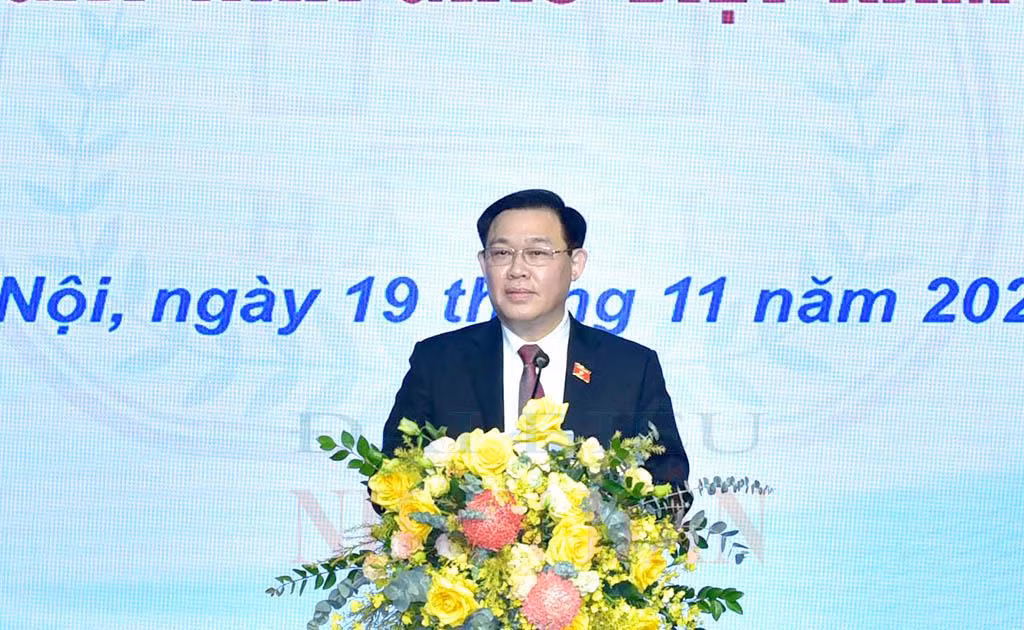 Giáo sư, Tiến sĩ Vương Đình Huệ, Uỷ viên Bộ Chính trị, Chủ tịch Quốc hội, phát biểu tại Lễ Khai giảng.