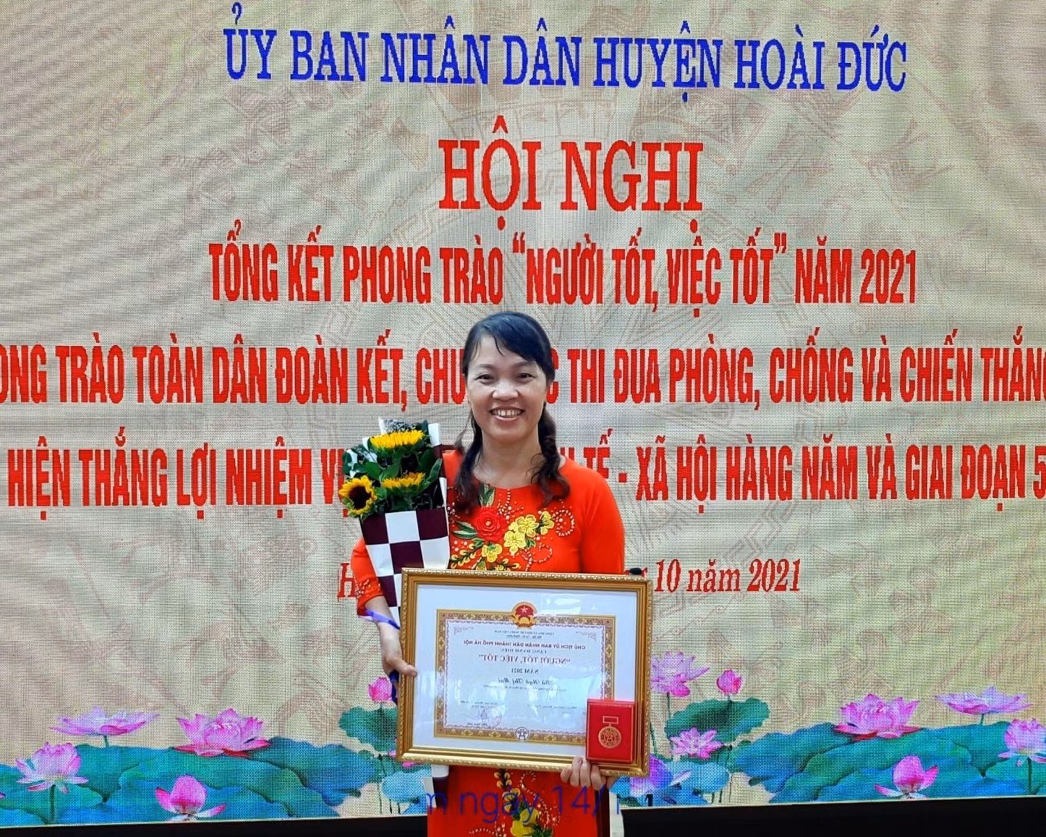 Cô Ngô Thị Mai nhận danh hiệu "Người tốt, việc tốt" do Ủy ban nhân dân Thành phố Hà Nội trao tặng ngày 14/10/2021. (Ảnh: Nhà trường cung cấp) Cô Ngô Thị Mai nhận danh hiệu "Người tốt, việc tốt" do Ủy ban nhân dân Thành phố Hà Nội trao tặng ngày 14/10/2021. (Ảnh: Nhà trường cung cấp)