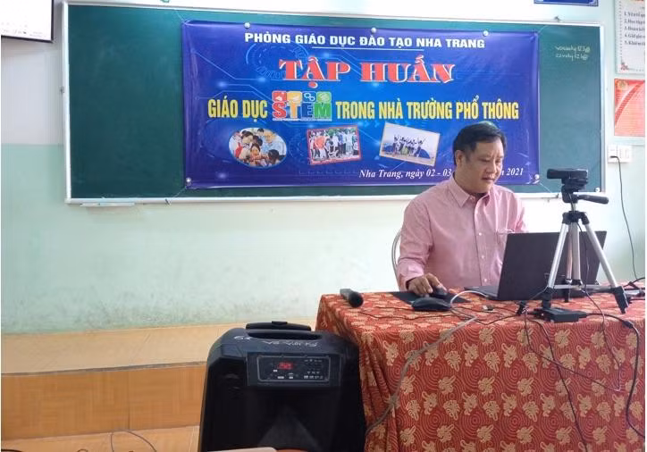 Thầy Đỗ Ngọc Tân, chuyên viên Phòng Giáo dục và Đào tạo Nha Trang giới thiệu những vấn đề cơ bản về dạy học STEM trong nhà trường phổ thông. (Ảnh: CTV)
