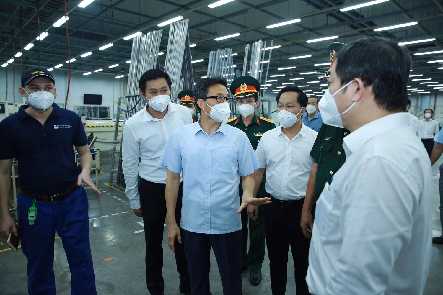 Phó Thủ tướng Vũ Đức Đam: "Mục đích của chúng ta là kiểm soát được dịch bệnh, bảo vệ tính mạng, sức khoẻ cho người dân, từ đó phục hồi sản xuất, tạo việc làm, thu nhập. Đây chính là hỗ trợ an sinh bền vững nhất". Ảnh: VGP/Đình Nam